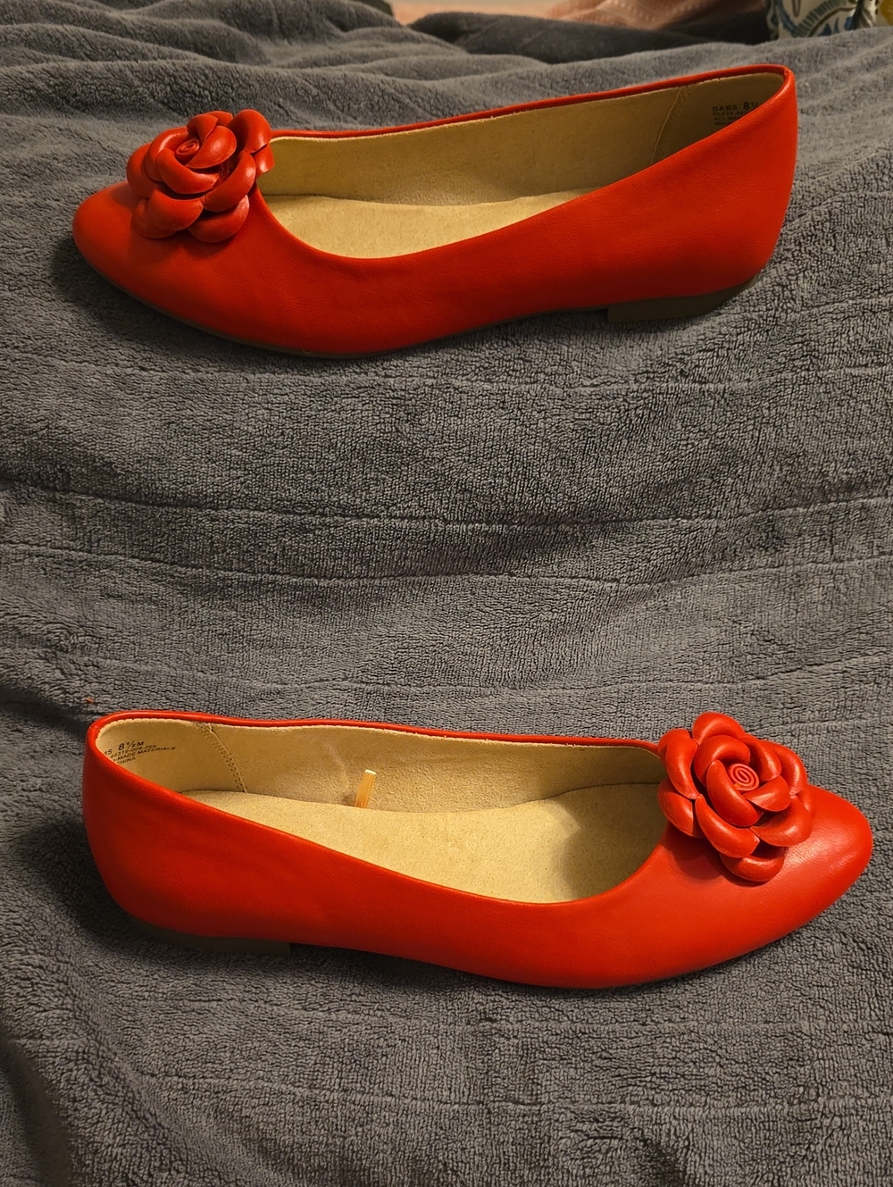 Kim Rogers flower adorned Babs Flat